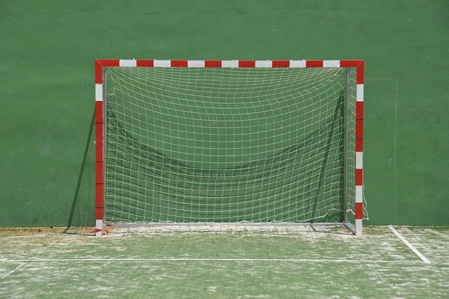女足英联杯中发生暴力冲突，一名球员抓住对手脖子将其摔倒
